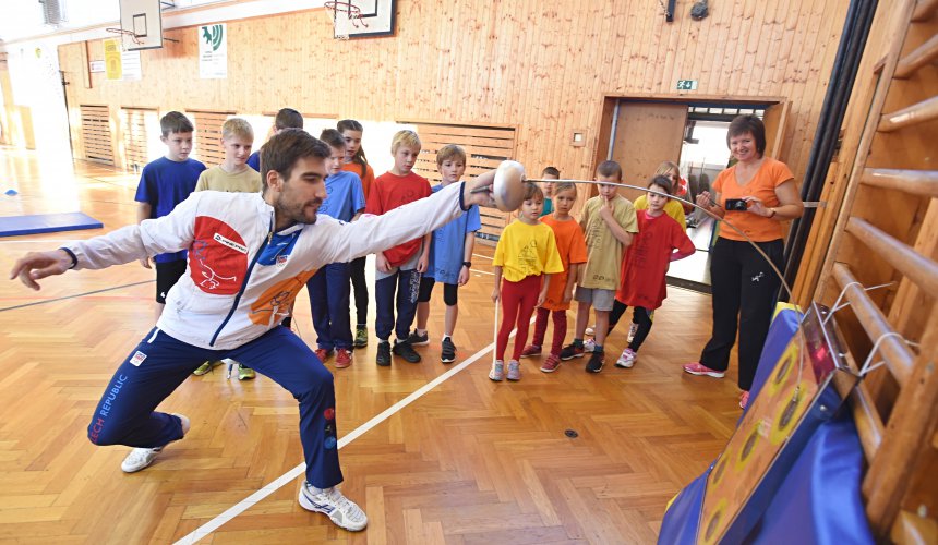 Děti z Jihočeského kraje byly s olympijským šampionem Svobodou na „kordy“. Plážové volejbalistky je motivovaly