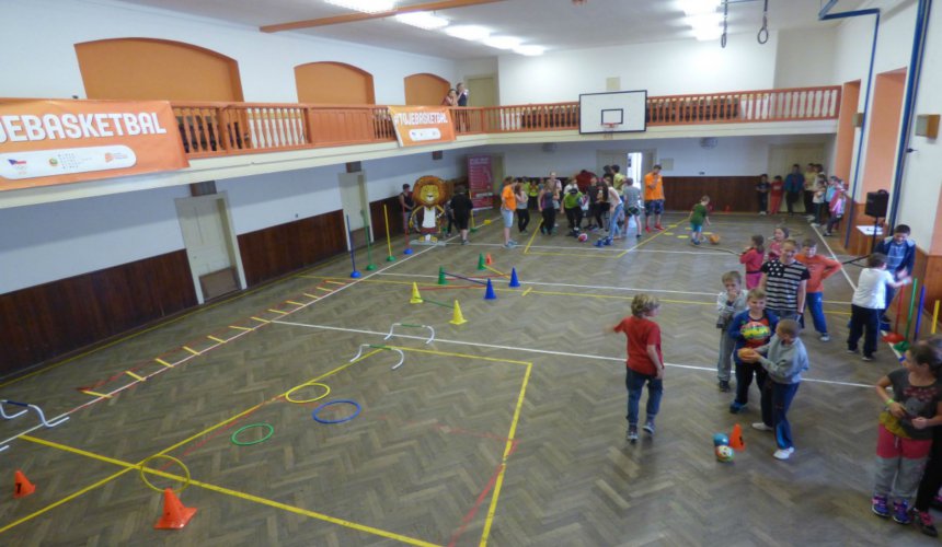 Basketbal na jevišti. Kunvaldskou sokolovnu ovládla poslední basketbalová road show